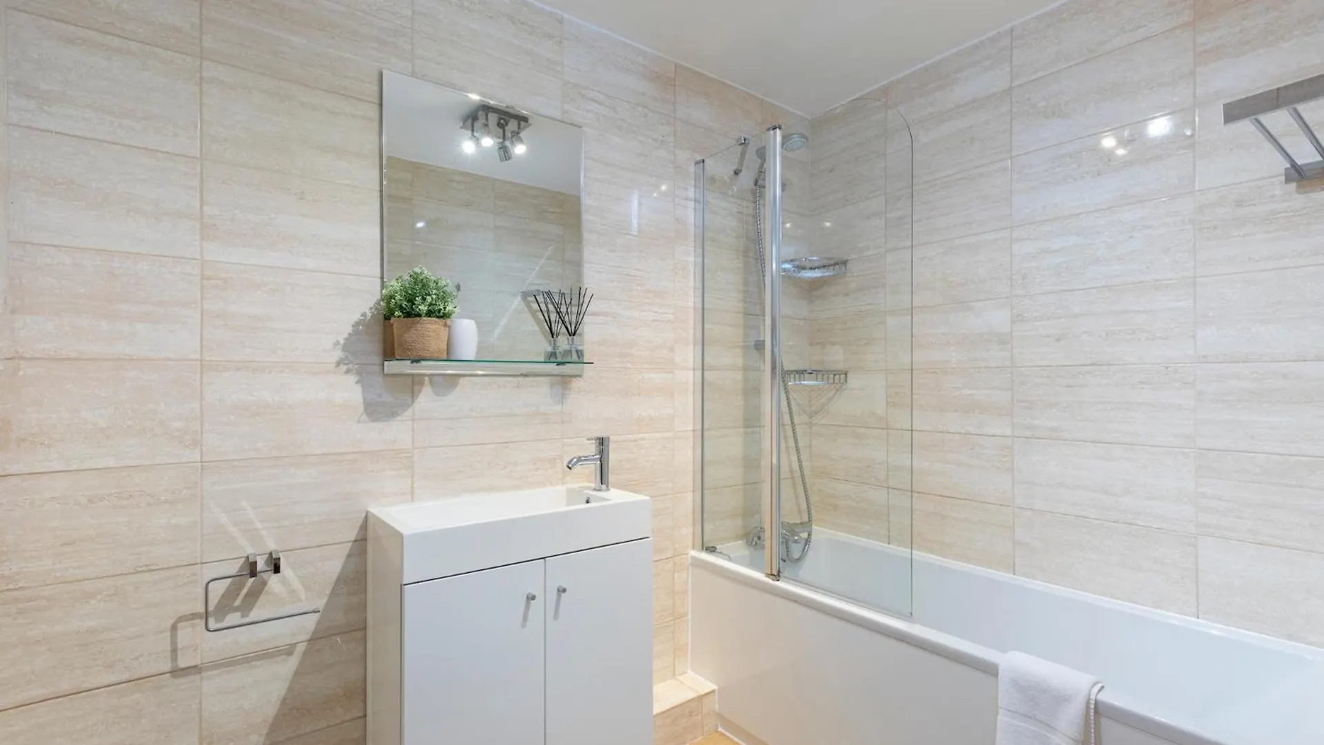 Beautiful 2 Bed Property With Parking By The Sea Brighton Apartment